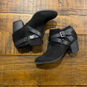 size 8.5M Indigo Rd. Black Sablena ankle boot